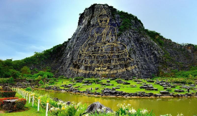 Tượng Bảo Phật Sơn với Thích Ca dát vàng cao 118 mét